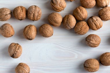 hafif arka planda cevizler, ahşap tezgah, tepede