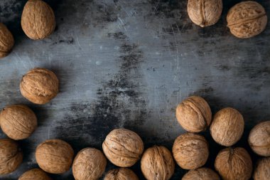 Gri arkaplandaki cevizler, metal yüzey, grunge, üstten, kopyalama alanı