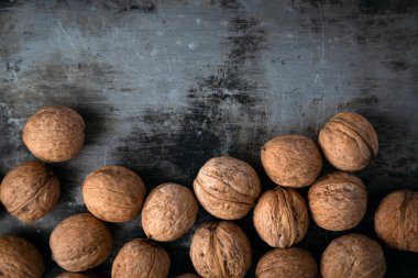 Gri arkaplandaki cevizler, metal yüzey, grunge, üstten, kopyalama alanı