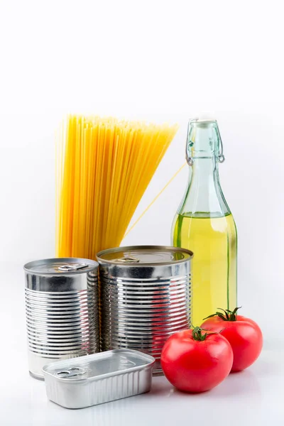 罐头食品 意大利面 新鲜蔬菜和油 食品交付 储存或捐赠的概念 背景为白色 前面的景色垂直方向 图库图片