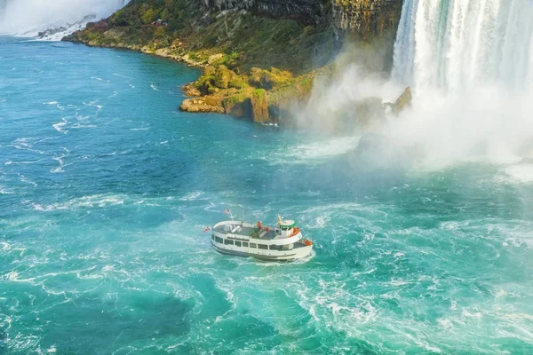 Човен пригода на Ніагарському водоспаді — стокове фото