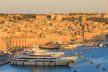Gün batımında büyük limanda Malta