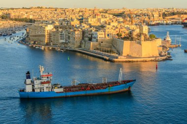 Gün batımında büyük limanda Malta