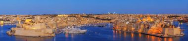 Gün batımında büyük limanda Malta