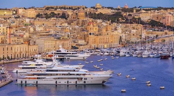 Stor hamn vid solnedgången i Malta — Stockfoto