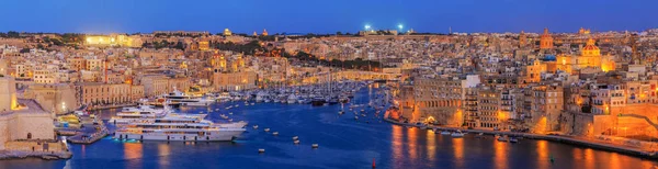 Stor hamn vid solnedgången i Malta — Stockfoto