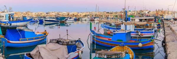 Pueblo pesquero Marsaxlokk en Malta — Foto de Stock