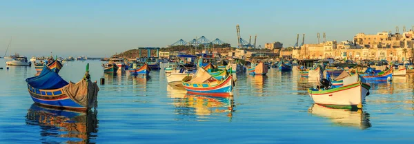 Pueblo pesquero Marsaxlokk en Malta — Foto de Stock