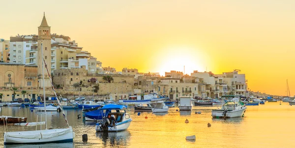 Salida del sol en Marsaskala, Malta — Foto de Stock