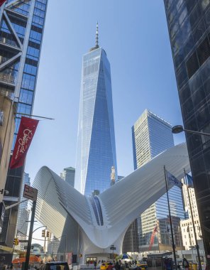 Dünya Ticaret Merkezi ulaşım merkezi yakınındaki bir Freedom Tower, Manhattan, New York, ABD