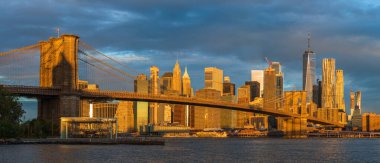 Manhattan Skyline manzaralı Brooklyn Köprüsü Parkı 'nda gün doğumu.