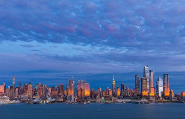 Manhattan 'ın batı yakasına bakın Hamilton Park, Weehawken' dan Skyline, Hudson Nehri 'nin karşısına geçiyor..