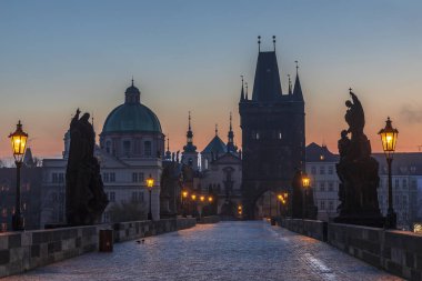 Prag 'daki Charles Köprüsü' nde gün doğumu