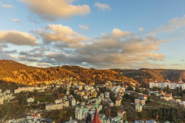 Gün batımında Karlovy Vary şehrine yukarıdan bak 