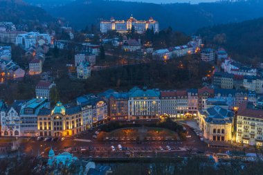 Gün batımında Karlovy Vary şehrine yukarıdan bak 