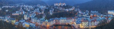 Gün batımında Karlovy Vary şehrine yukarıdan bak 