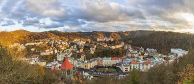 Gün batımında Karlovy Vary şehrine yukarıdan bak 