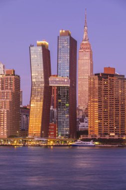 Gün doğumunda Long Island City 'den Manhattan şehir merkezine ufuk çizgisi.