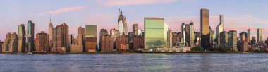 Gün doğumunda Long Island City 'den Manhattan şehir merkezine ufuk çizgisi.