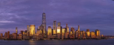 Gün batımında Jersey şehrinden Aşağı Manhattan 'a bakın.