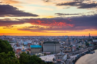 Gün batımında yaya köprüsünden Kyiv 'in Podil ilçesine bakın.