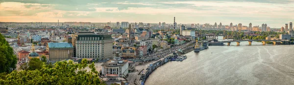 Vista Distrito Podil Ciudad Kiev Desde Puente Peatonal Atardecer — Foto de Stock