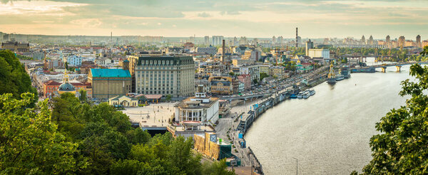 Вид на Подольский район Киева с пешеходного моста на закате
.