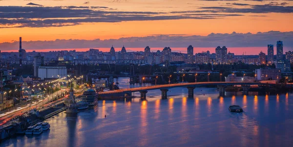 日落时从行人天桥俯瞰基辅市Podil区 — 图库照片