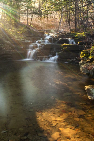 Rayos del arco iris en Wolf Creek Falls —  Fotos de Stock