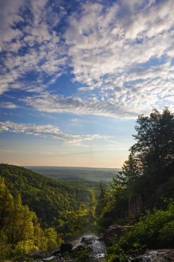 Thatcher parkında şelalenin arkasında