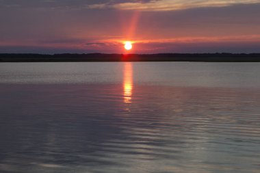 Gün batımı göl kenarında batışı