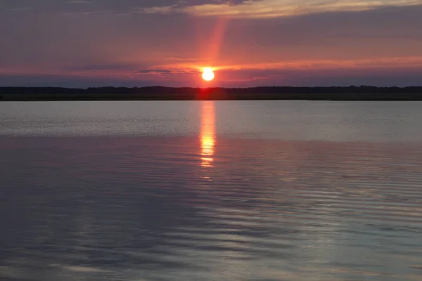 Coucher de soleil sur le lac Sunset — Photo