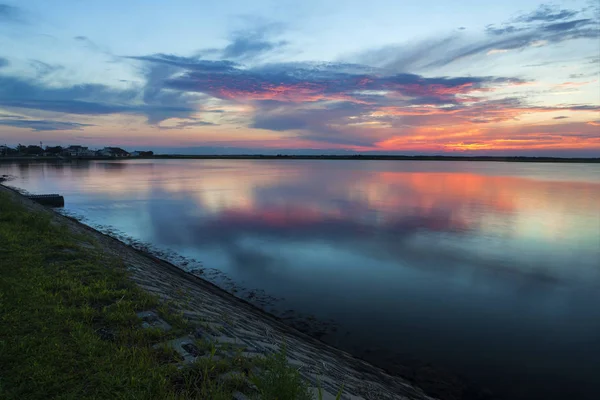 Lago do pôr-do-sol brilhante — Fotografia de Stock