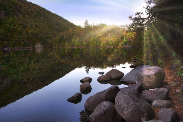 Sunburst Genom Träden Kapell Pond — Stockfoto