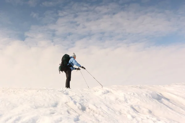 A mulher viajante com mochila esqui na neve — Fotografia de Stock