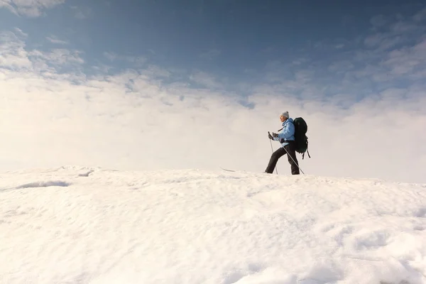 A mulher viajante com mochila esqui na superfície da neve — Fotografia de Stock