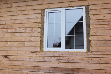 Yapım aşamasında bir bardan evde plastik pencere