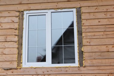 Yapım aşamasında bir bardan evde plastik pencere