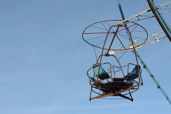 Grande roue avec cabines rondes ouvertes contre le ciel bleu — Photo