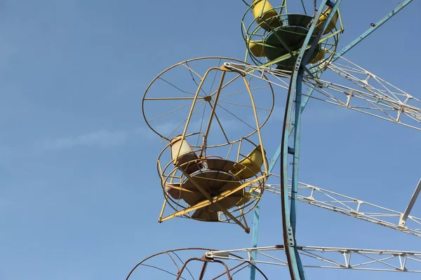 Ruota panoramica con cabine rotonde aperte contro il cielo blu — Foto Stock