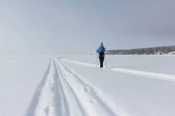 Kobieta w Błękitnej Kurtki, narciarstwo na śniegu rzeki — Zdjęcie stockowe