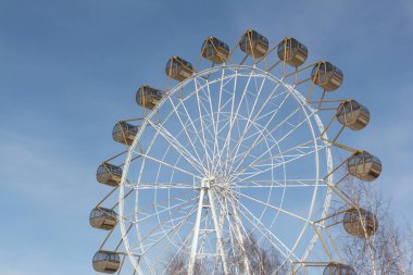 Dönme dolap ile gökyüzüne karşı yuvarlak kapalı kabin