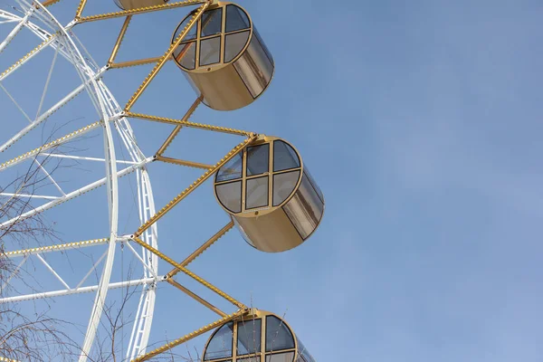 Rueda de la fortuna con las cabinas redondas cerradas contra el cielo — Foto de Stock