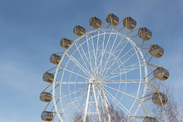 Dönme dolap ile gökyüzüne karşı yuvarlak kapalı kabin