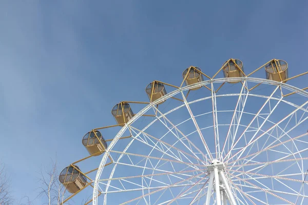 Grande roue avec les cabines rondes fermées contre le ciel — Photo