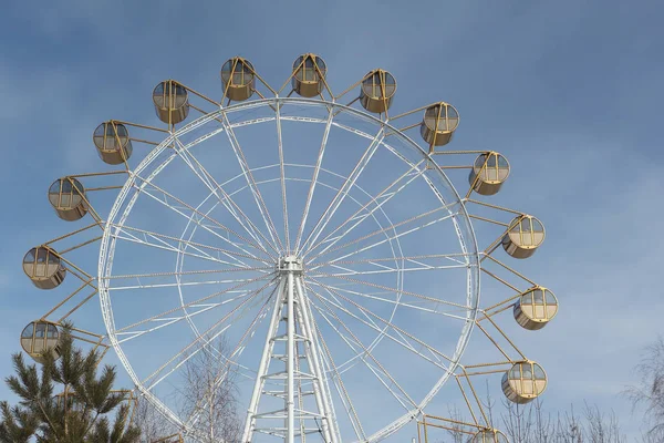 Grande roue avec les cabines rondes fermées contre le ciel — Photo