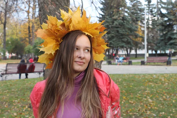 もみじの葉からの花輪の女性 — ストック写真
