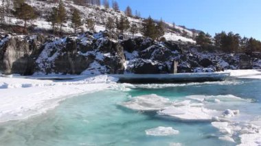 Drift turkuaz Nehri üzerinde buz Bahar, Katun nehir, Altay, Rusya Federasyonu  
