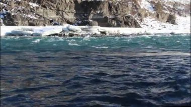 Su, yüksek nehir erken Bahar, Katun nehir, Altay, Rusya Federasyonu  