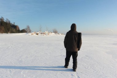 Nehir kar yüzeyde giden adam  